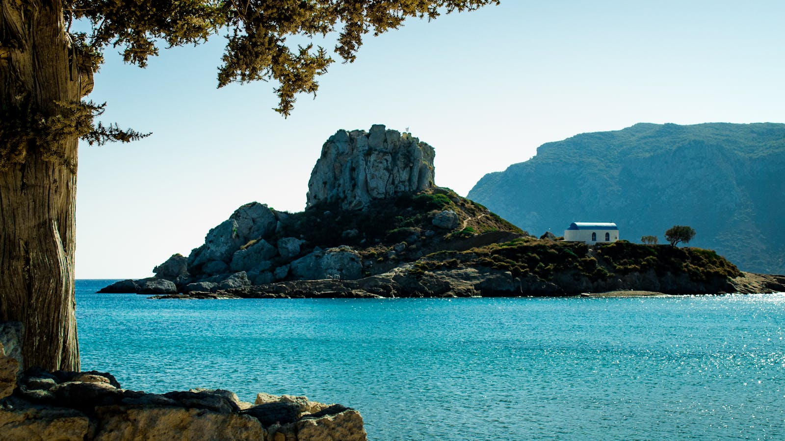 Kustlandschap van het Griekse eiland Kos met het eilandje Kastri en helderblauwe zee